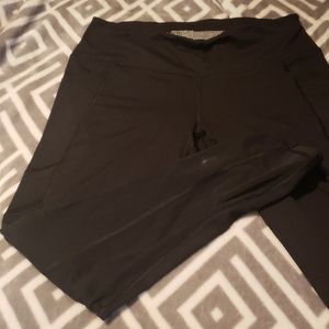 Workout leggings with side pockets.